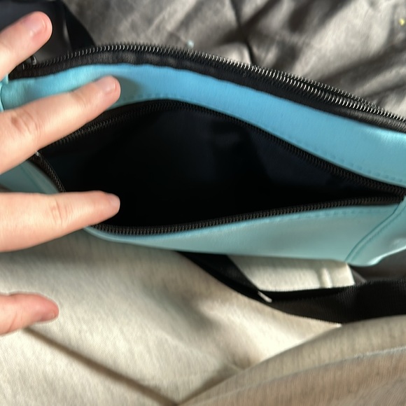 fanny pack with a secure phone holder - Picture 4 of 6